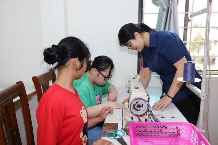 Năm học này, 204 học sinh được tham gia học nghề, trong đó 119 em học nghề may.