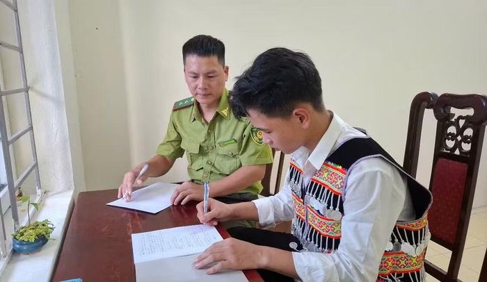 Ngoài việc được nuôi ăn ở, cậu học trò người Mông còn được cán bộ Kiểm lâm Mường Lát kèm cặp học tập.