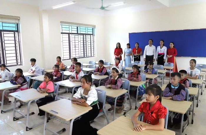 Thầy cô giáo Trường phổ thông nội trú Tiểu học và THCS Lóng Phiêng, Sơn La trong lớp học mới.