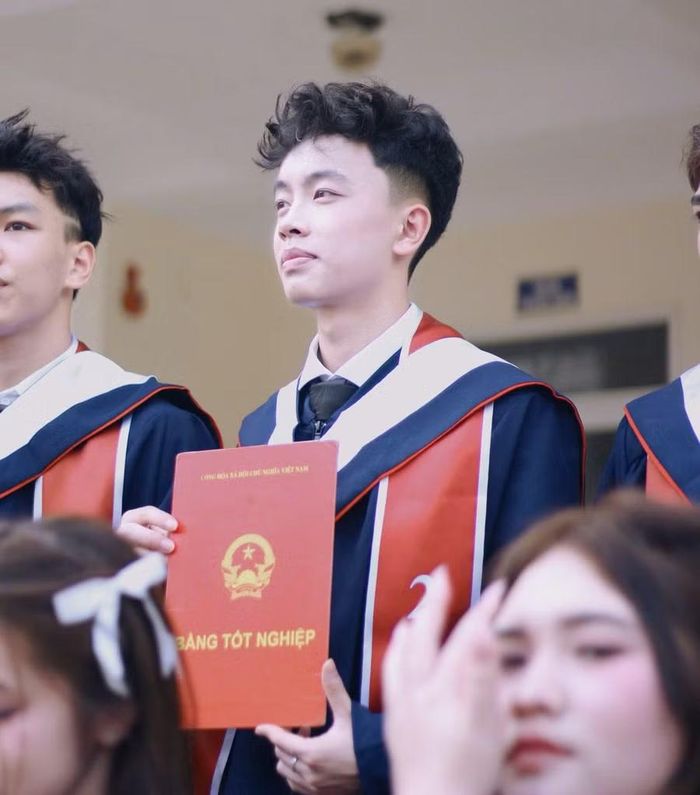 Tấn Tài trong một buổi chụp ảnh kỷ yếu cùng các bạn lớp 12, Trường THPT Dân tộc nội trú Ngọc Lặc. Ảnh: NVCC.