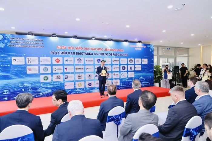 Thứ trưởng Bộ GD&ĐT Lê Quân phát biểu khai mạc “Ngày hội Giáo dục đại học Liên bang Nga”.