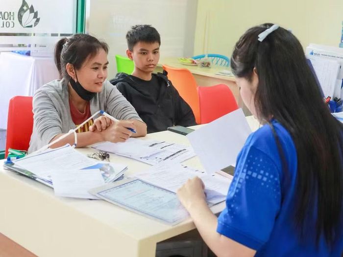 tân sinh viên cùng phụ huynh đến làm thủ tục nhập học tại Trường Cao đẳng nghề Hoa Sen (TPHCM).