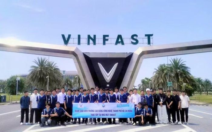 Sinh viên Trường Cao đẳng Công nghệ TPHCM thực tập tại Vinfast.
