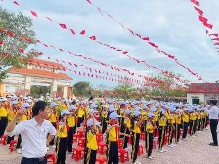 Buổi sinh hoạt ngoại khoá về giáo dục kỹ năng phòng tránh tai nạn đuối nước cho học sinh tiểu học tại tỉnh Quảng Trị.