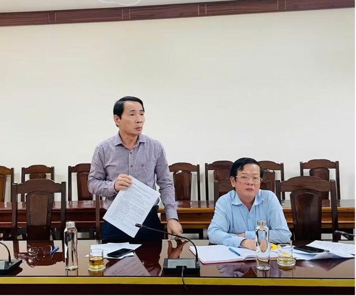 Ông Mai Huy Phương và ông Phan Hữu Huyện, Phó Giám đốc Sở GD&ĐT Quảng Trị phát biểu tại buổi hội thảo đánh giá kết quả Dự án “Phòng, chống đuối nước trẻ em trên địa bàn tỉnh” năm 2025.