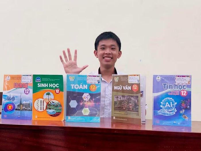 Phan Văn Nhật Tuấn đã đặt dòng chữ "Thủ khoa B00" cài trên màn hình khóa điện thoại nhằm thôi thúc việc học.