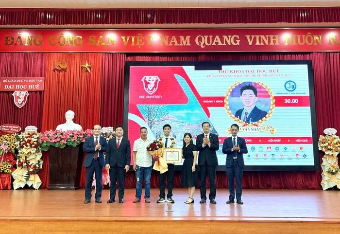 Lãnh đạo Đại học Huế khen thưởng em Phan Văn Nhật Tuấn, Thủ khoa Đại học Huế năm 2026 với số điểm tuyệt đối 30.