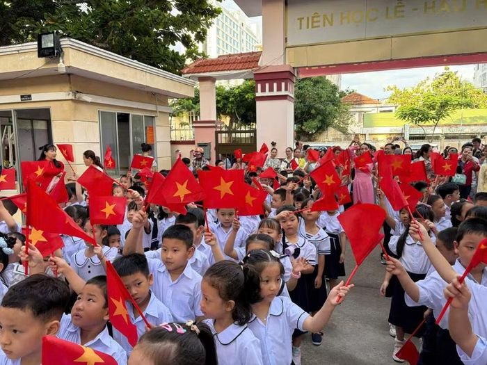 Học sinh Trường Tiểu học Nha Trang đón năm học mới. (Ảnh: NTCC)