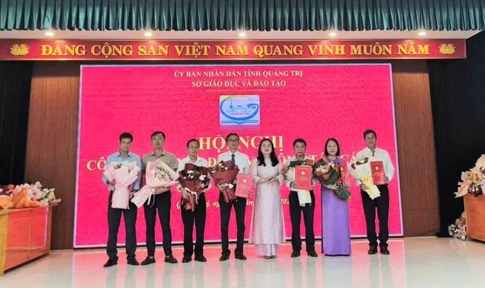 Bà Lê Thị Hương, Giám đốc Sở GD&ĐT trao quyết định bổ nhiệm 7 Phó Hiệu trưởng tại các Phân hiệu.