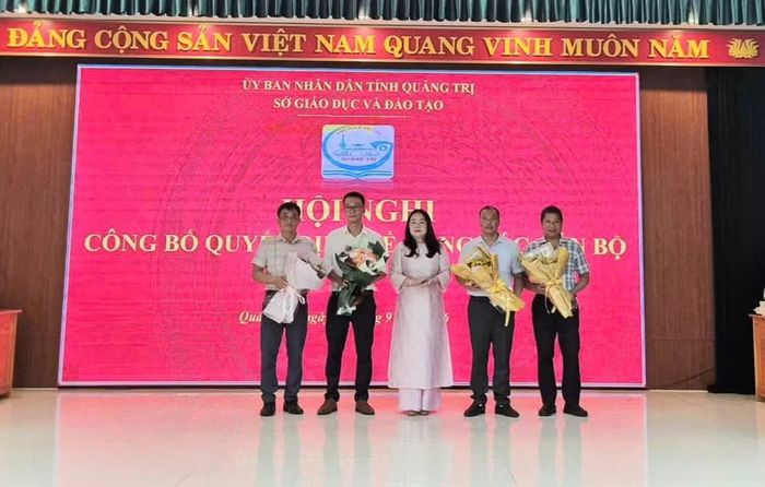 Lãnh đạo Sở GD&ĐT tặng hoa động viên 4 Phó Hiệu trưởng được phân công làm giáo viên.
