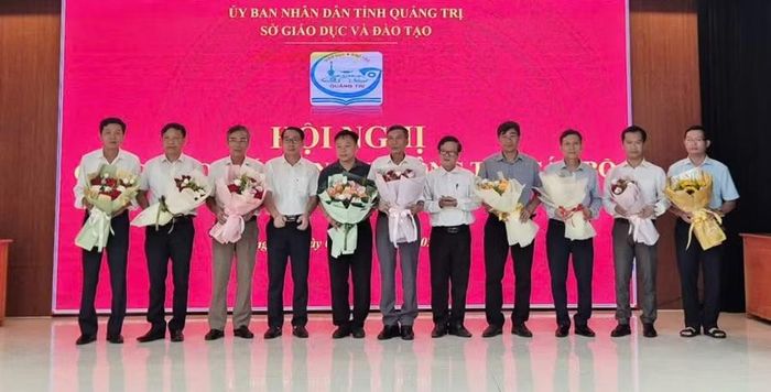 Ông Mai Huy Phương và ông Phan Hữu Huyện, Phó Giám đốc Sở GD&ĐT Quảng Trị động viên các cán bộ quản lý trở lại làm giáo viên.