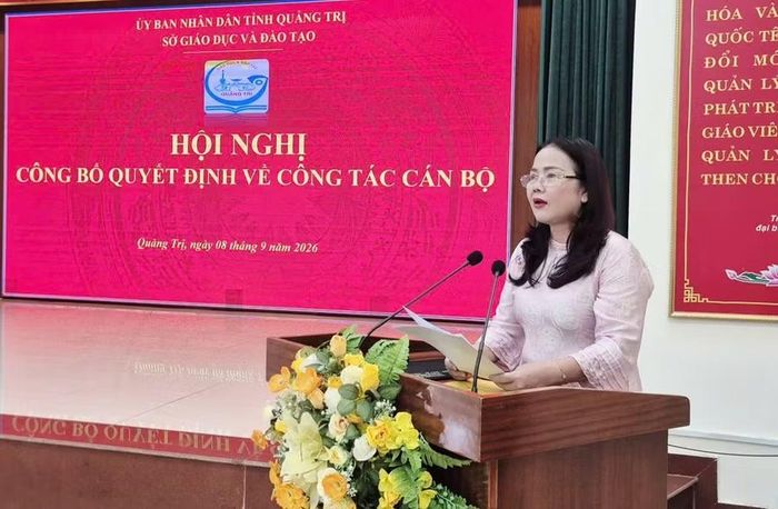Bà Lê Thị Hương, Giám đốc Sở GD&ĐT Quảng Trị chúc mừng các cán bộ được bổ nhiệm làm Hiệu trưởng, Phó Hiệu trưởng các trường.