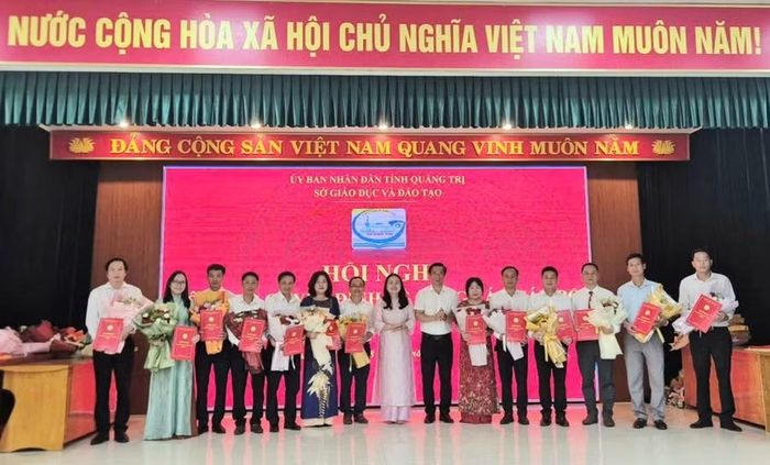 Bà Lê Thị Hương, Giám đốc Sở GD&ĐT và ông Nguyễn Đình Hải, Phó Giám đốc Sở trao quyết định bổ nhiệm 13 Phó Hiệu trưởng các trường THPT sau sắp xếp.