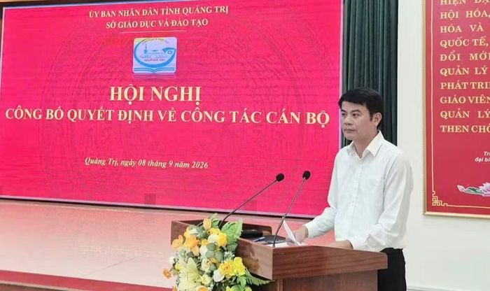 Ông Nguyễn Đại Trường, Trưởng Phòng Tổ chức cán bộ công bố quyết định của Sở GD&ĐT bổ nhiệm Hiệu trưởng các trường.