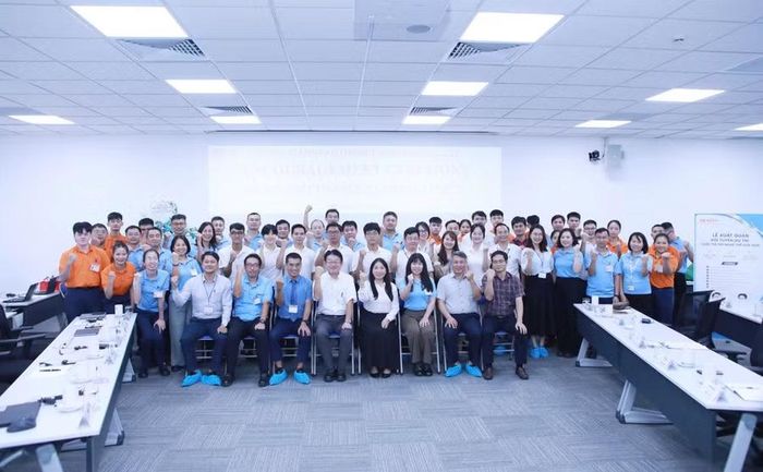 Các đại biểu cùng chụp ảnh lưu niệm.