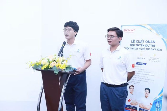 Các em Đỗ Văn Đức và Nguyễn Ngọc Được thể hiện tinh thần quyết tâm trước khi tham gia kỳ thi.