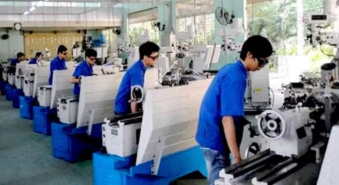 Sinh viên Trường Cao đẳng Hưng Yên thực hành tại xưởng.