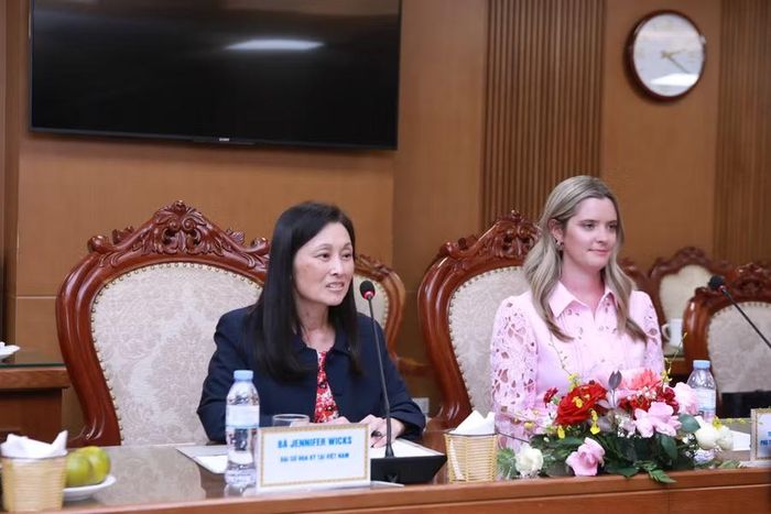 Bà Jennifer Wicks - Đại sứ Hoa Kỳ tại Việt Nam trao đổi tại cuộc tiếp đón.