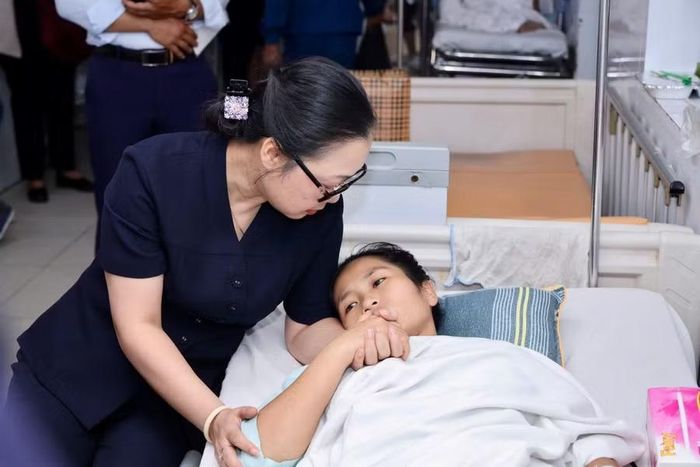 Thứ trưởng Nguyễn Thị Quyên Thanh thăm hỏi, động viên cô giáo Hoàng Thị Hiền.