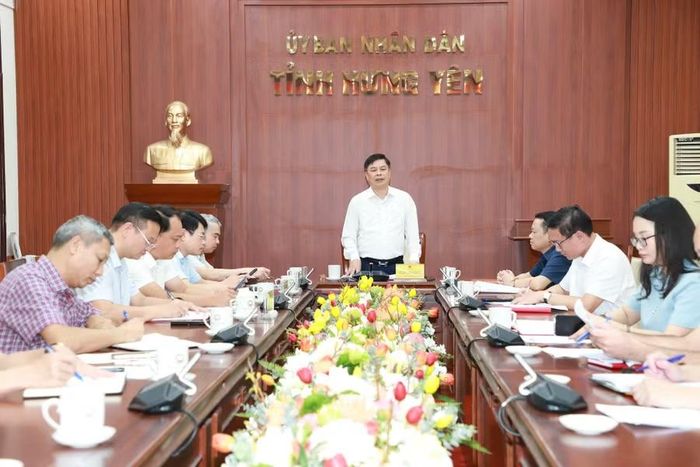 Phó Chủ tịch UBND tỉnh Hưng Yên Phạm Văn Nghiêm chủ trì cuộc họp với Sở GD&ĐT.