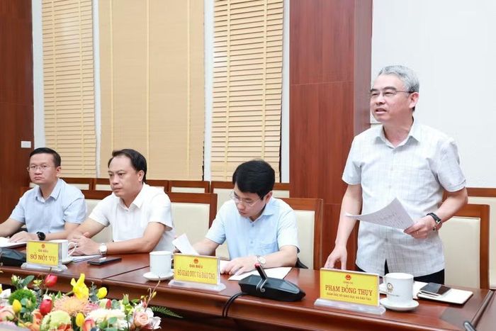 Ông Phạm Đồng Thụy - Giám đốc Sở GD&ĐT tỉnh Hưng Yên phát biểu tại cuộc họp.