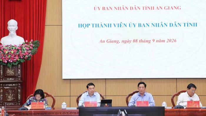 Ông Hồ Văn Mừng (thứ hai từ phải qua), Chủ tịch UBND tỉnh An Giang, chủ trì cuộc họp.