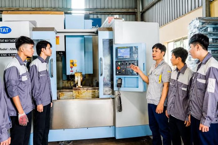 Sinh viên Trường Cao đẳng Kinh tế và Công nghệ tỉnh Ninh Bình trong giờ thực hành trên thiết bị CNC.