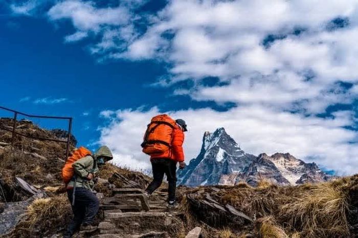 Du khách trekking với khung cảnh núi non hùng vĩ trên cung đường Mardi, Kaski, Nepal. (Nguồn: Getty Images)