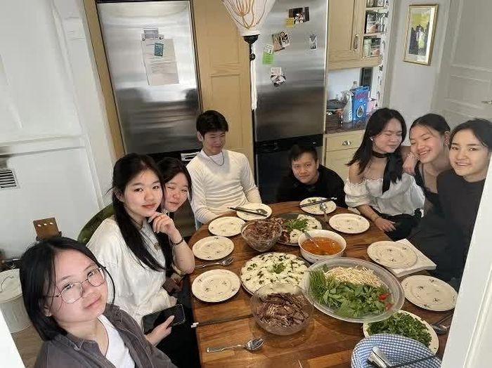 Các em học sinh cùng những bữa cơm ấm cúng tại nhà cô Sally Luu Nguyen. (Ảnh NVCC)