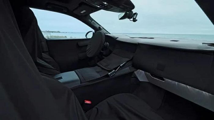 Bên trong cabin, Bentley tiếp tục tạo khác biệt bằng cách kết hợp công nghệ với các chi tiết điều khiển vật lý.