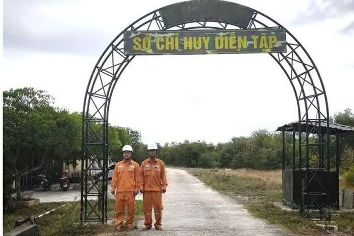 Ứng trực bảo đảm nguồn điện phục vụ điều hành tại Sở chỉ huy diễn tập thôn Quảng Xuyên, xã Phú Hồ. (Nguồn: Điện lực Huế)