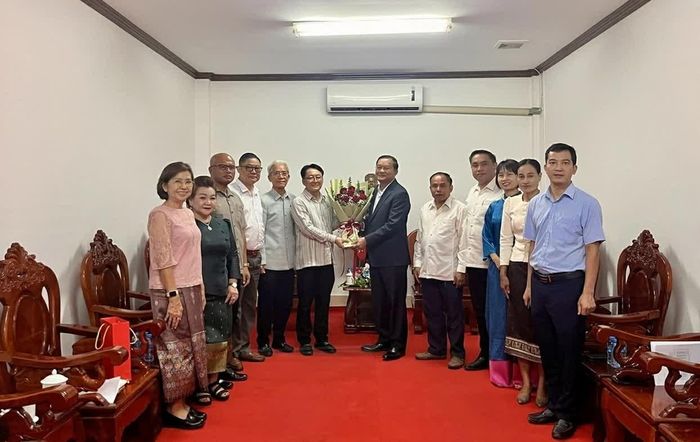 Các đại biểu hai đoàn chụp ảnh chung. (Nguồn: Tổng Lãnh sự quán Việt Nam tại Savannakhet)
