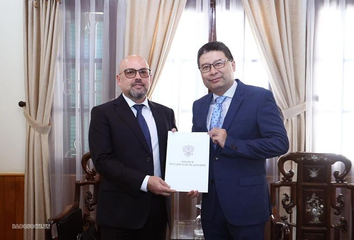 Cục trưởng Cục Lãnh sự Doãn Hoàng Minh trao Giấy Chấp nhận lãnh sự cho ông Igor Samvelovich Bayazov, Tổng Lãnh sự của Liên bang Nga tại TP. Đà Nẵng. (Ảnh: Thành Long)