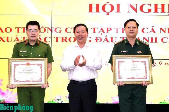 Đồng chí Nguyễn Văn Út, Phó Bí thư Thành ủy, Chủ tịch Ủy ban nhân dân thành phố Đồng Nai trao thưởng cho 2 tập thể có thành tích xuất sắc. Ảnh: Hữu Thịnh