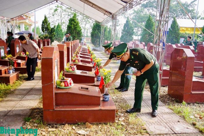 Cán bộ Trường Trung cấp 24 Biên phòng dâng hương tưởng niệm các Anh hùng, liệt sĩ tại Nghĩa trang liệt sĩ Vật Lại. Ảnh: Xuân Hải