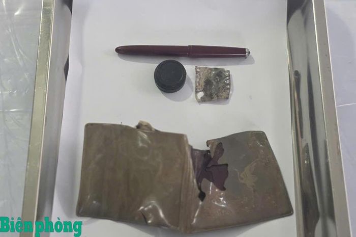 Các di vật được tìm thấy tại mộ số 7, hàng 2, lô 2, Nghĩa trang Liệt sĩ Đăk Hà, xã Đăk Hà, tỉnh Quảng Ngãi. Ảnh: Văn Tánh