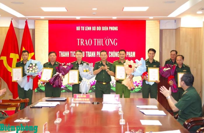 Thiếu tướng Trần Ngọc Hữu, Phó Tư lệnh Bộ đội Biên phòng trao thưởng cho các đơn vị. Ảnh: Lê Khoa