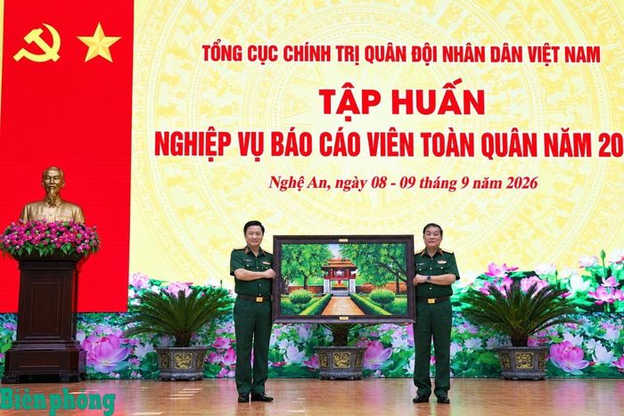 Thượng tướng Trương Thiên Tô tặng quà lưu niệm cho Bộ Tư lệnh Quân Khu 4. Ảnh: Viết Lam