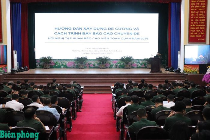 Sau khai mạc, hội nghị tập huấn bước vào chuyên đề đầu tiên. Ảnh: Viết Lam