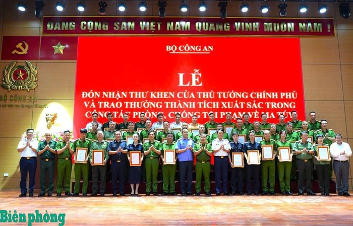 Các tập thể, cá nhân được Bộ Công an khen thưởng. Ảnh: Bá Thanh