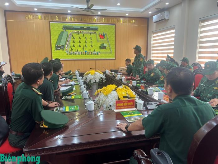 Kiểm tra công tác trình diễn quân khuyển và đảm bảo an ninh trên mô phỏng thực tế ảo. Ảnh: Duy Khiêm