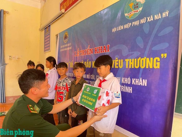 Những món quà và sự quan tâm của các đơn vị, chính quyền địa phương, nhà hảo tâm là động lực để các em học sinh có hoàn cảnh khó khăn tiếp tục đến trường. Ảnh: Xuân Điềm