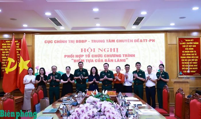 Các đại biểu dự hội nghị chụp ảnh lưu niệm, quyết tâm phối hợp tổ chức Chương trình “Điểm tựa của bản làng” thiết thực, ý nghĩa. Ảnh: Thanh Xuân