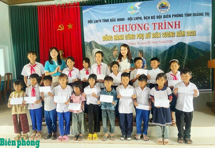 Ban tổ chức chương trình trao tặng quà cho học sinh có hoàn cảnh khó khăn trên địa bàn. Ảnh: Duy Thánh