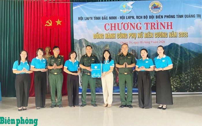 Ban tổ chức trao quà tặng cán bộ, chiến sĩ Đồn Biên phòng Ba Nang. Ảnh: Duy Thánh