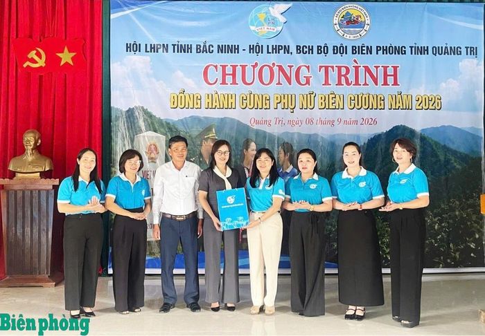 Ban tổ chức chương trình trao kinh phí hỗ trợ xây dựng nhà và mô hình sinh kế tặng nhân dân địa phương. Ảnh: Duy Thánh