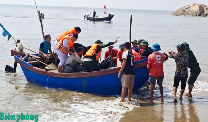 Đồn Biên phòng Sầm Sơn phối hợp với lực lượng chức năng đưa ngư dân Phạm Hồng Chới vào bờ cấp cứu. Ảnh: Hải Chuyền