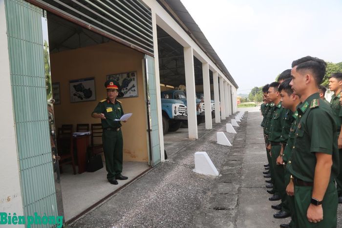 Đoàn phúc tra phổ biến các nội dung kiểm tra nhận thức đối với cán bộ, chiến sĩ Tiểu đoàn Vận tải 22. Ảnh: Cẩm Linh