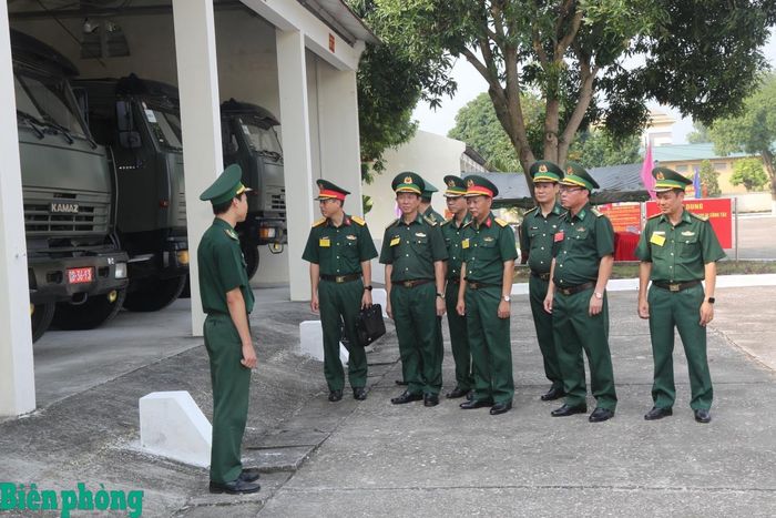 Đoàn phúc tra kiểm tra công tác quản lý, khai thác phương tiện tại Tiểu đoàn Vận tải 22. Ảnh: Cẩm Linh