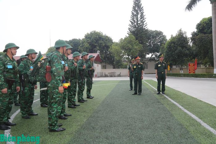 Đoàn phúc tra kiểm tra nội dung chuyển trạng thái sẵn sàng chiến đấu của đơn vị. Ảnh: Cẩm Linh